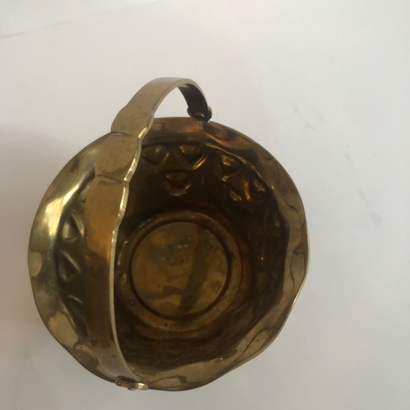 Vintage Brass Basket , decorative hearts, scallop handle, made by Hampton Brass. - Picture 3 of 7
